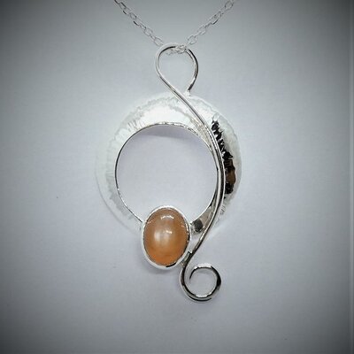 Pendentif avec une pierre de lune d'Inde