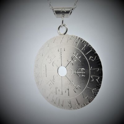 Pendentif brossé et gravé à la main d'une boussole de Viking