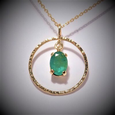 Pendentif martelé en or 18 carat, décoré d'une belle emeraude