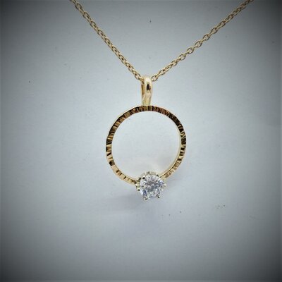 Pendentif martelé or 18 carat, zirconium blanc