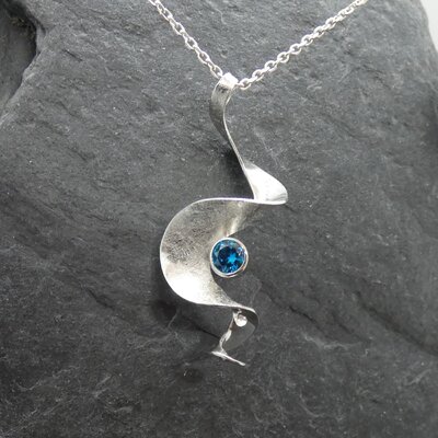 Pendentifs spirale zirconium